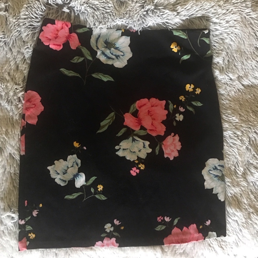 Old Navy floral skirt, black with pink flowers, size medium NWOT elastic waist